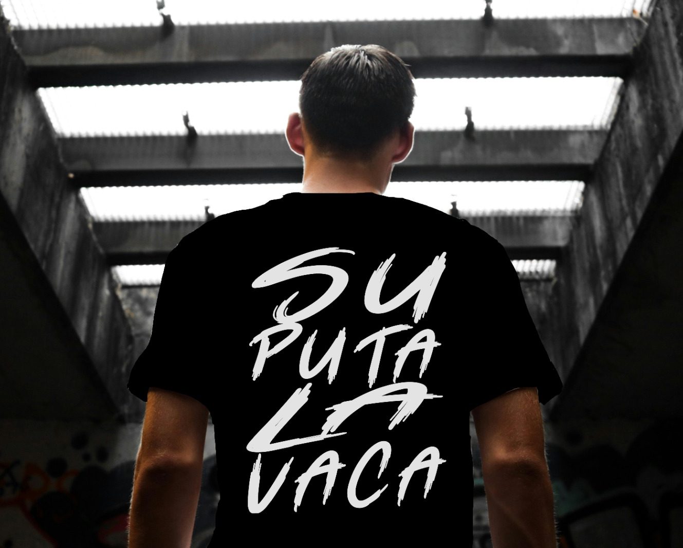 Persona con camiseta negra personalizada como ejemplo de camisetas personalizadas en Ponferrada