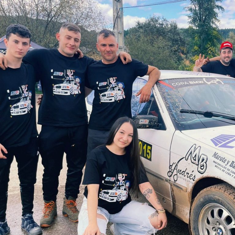 Grupo con camisetas personalizadas de Bierzogring para peñas, fiestas, equipos y actividades en grupo